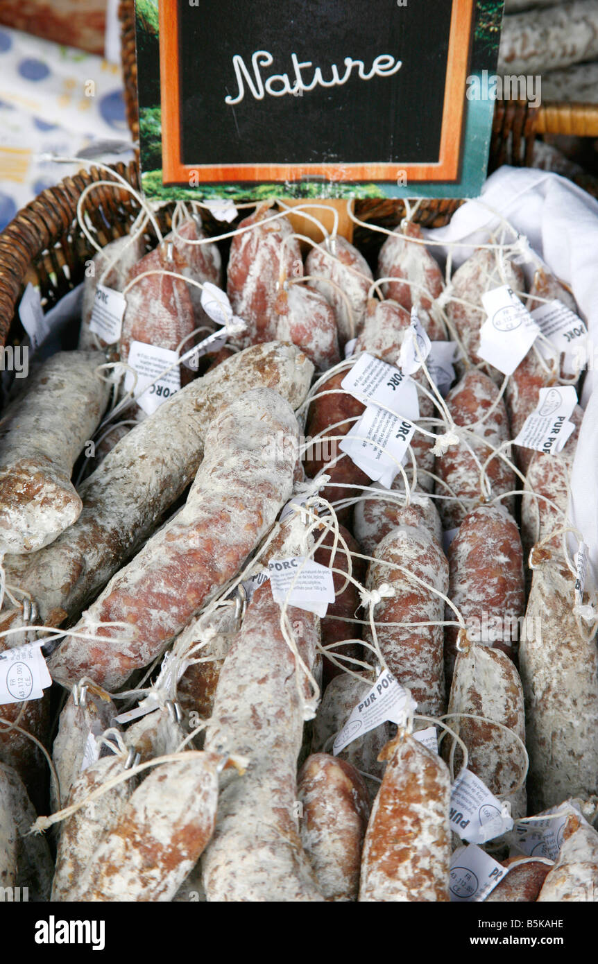 Salsiccia francese display nel mercato nel sud della Francia Foto Stock