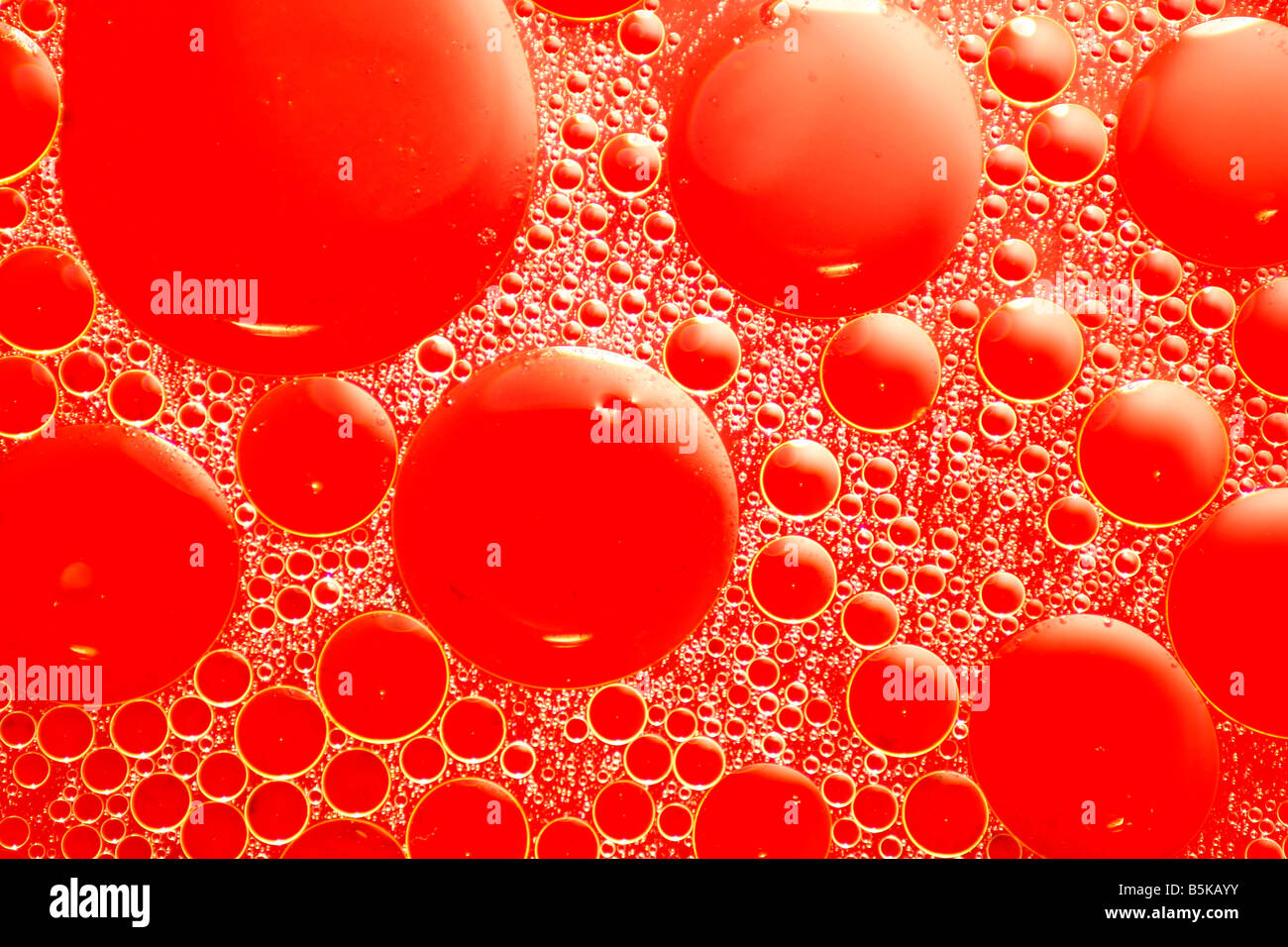 Abstract red alla ricerca di petrolio e di acqua bolle di varie dimensioni Foto Stock