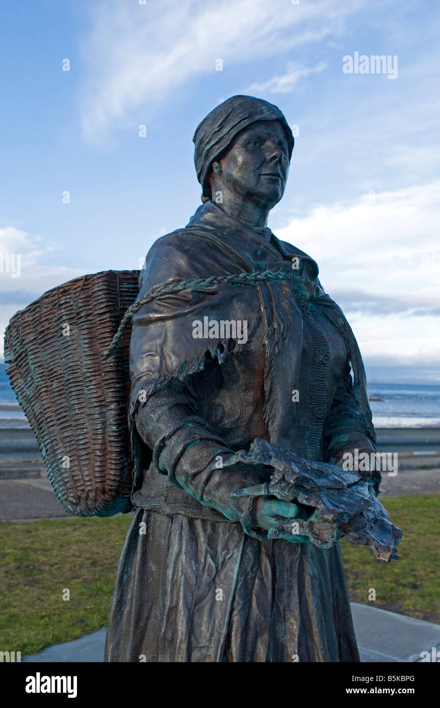 Bronzo Fisherwoman Nairn Harbour Moray Scozia UK SCO 1128 Foto Stock