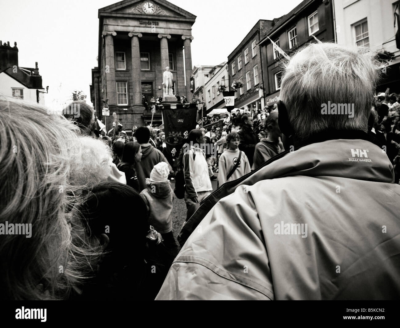 La folla al giorno Mazey, parte del festival di Golowan in Penzance, Cornwall Foto Stock