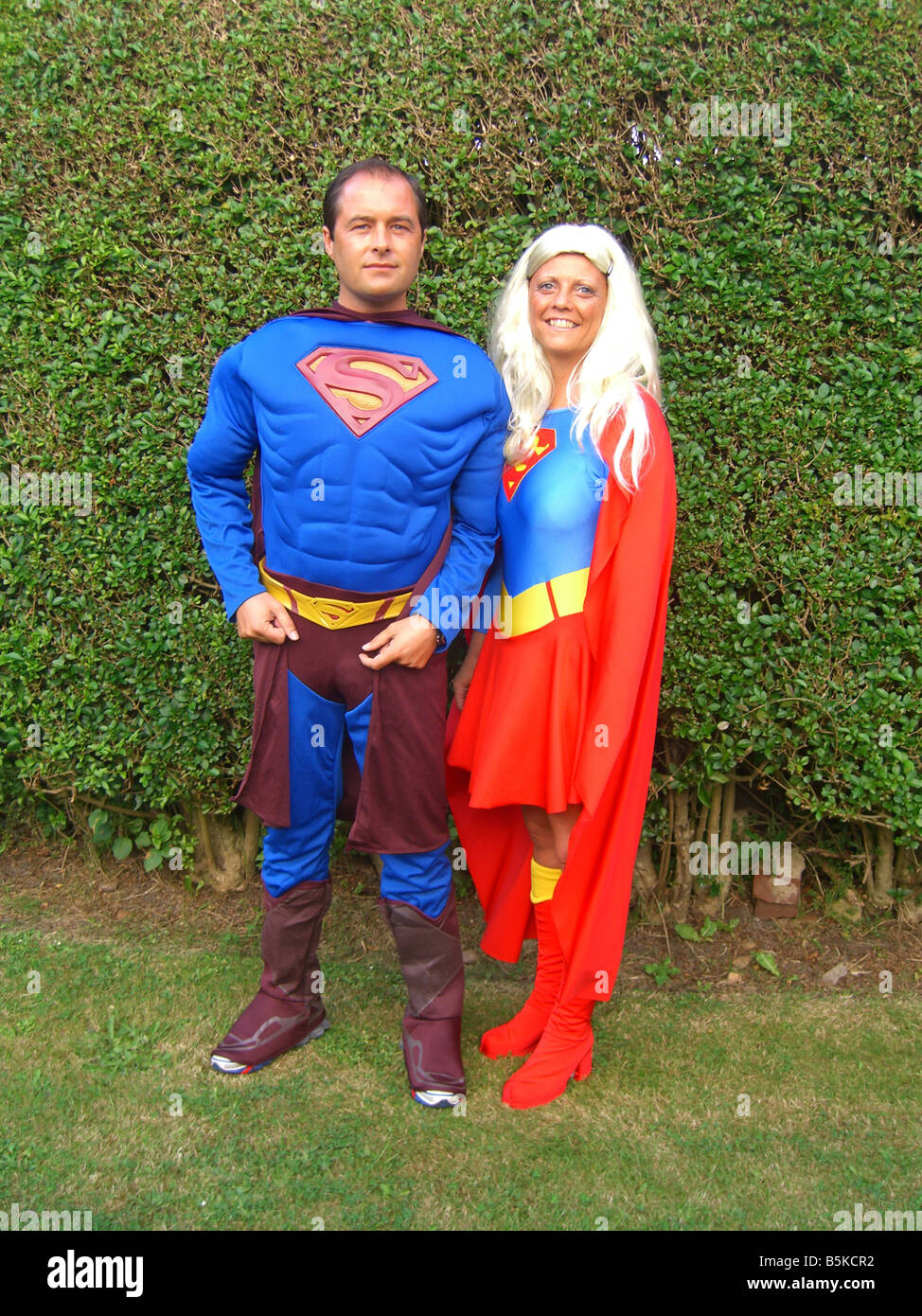 Ragazza in Costume Di Un Superman Immagine Stock - Immagine di capo, salto:  67785157