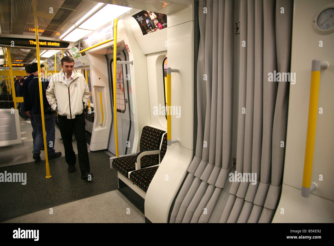 Nuovo tubo di Londra treni da 2010 avrà a piedi attraverso bendy sezioni come autobus e aria condizionata Foto Stock