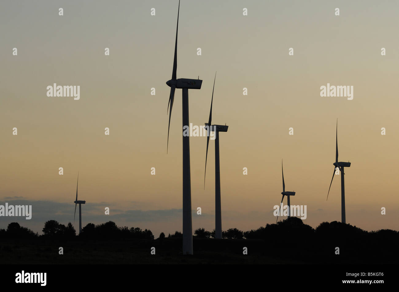 Fattoria Windturbines sul Cielo di tramonto - Francia Foto Stock