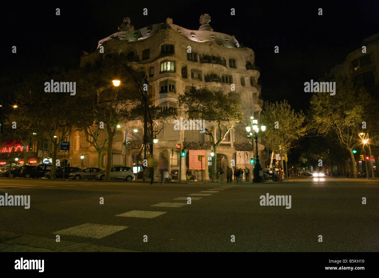Casa Mila o La Pedrera di notte, Barcellona, Spagna Foto Stock