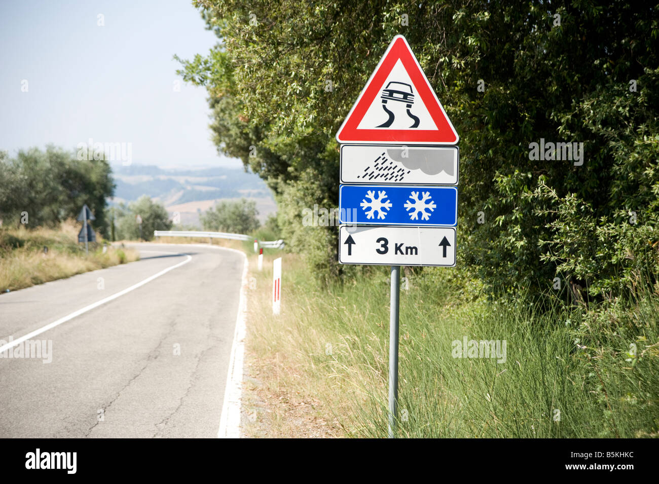 Strada italiano segno indicante il pericolo dalle condizioni atmosferiche. Foto Stock