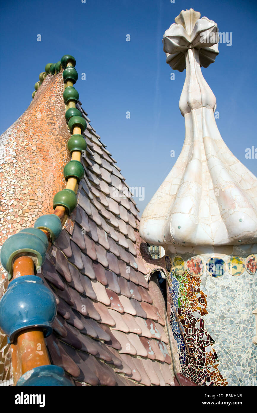 Casa Batllo Barcellona Spagna - la bizzar camini che adornano il tetto di questo edificio progettato da Gaudi. I draghi house Foto Stock