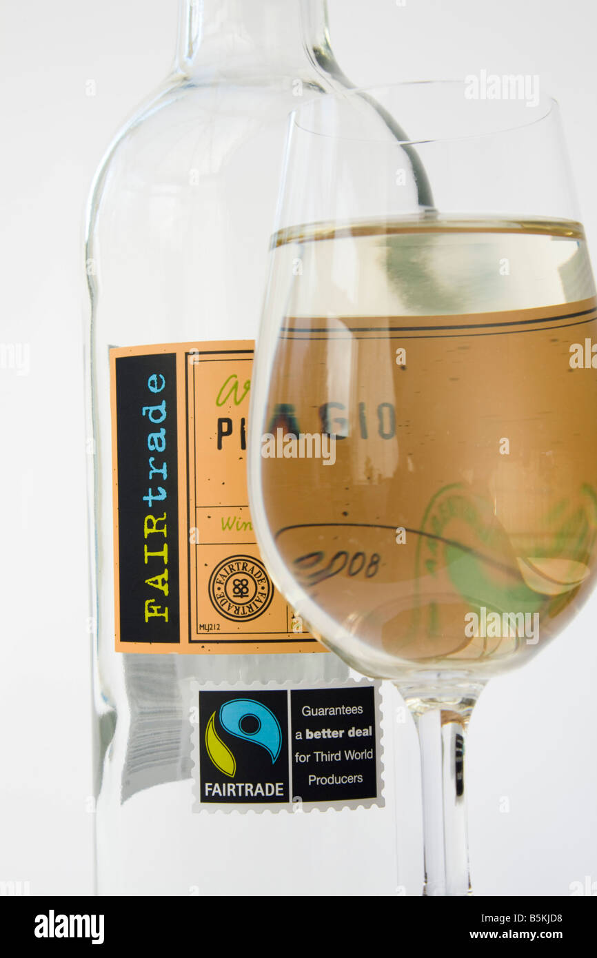 Ancora vita Close up Fairtrade etichetta e logo sul flacone argentino di vino bianco con vetro su sfondo bianco Foto Stock