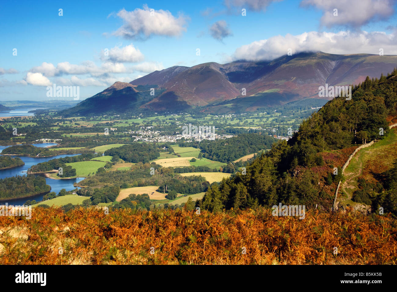 Derwent Water e Keswick nel tardo autunno da Walla roccioso, 'Il Lake District' Cumbria Inghilterra England Regno Unito Foto Stock