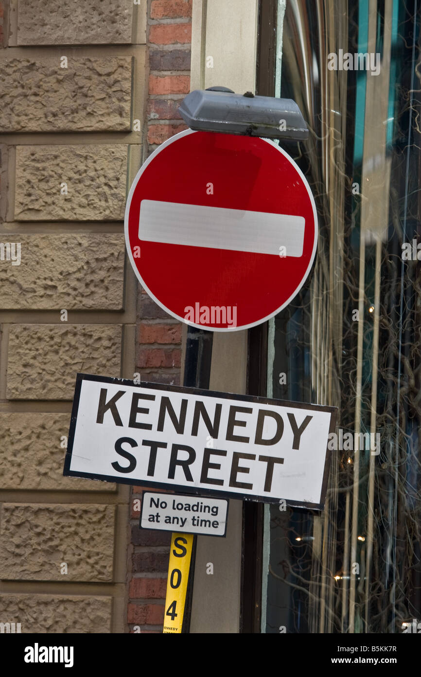 A appoggiato nessun segno di entrata in Manchester sull'ingresso al Kennedy Street Foto Stock