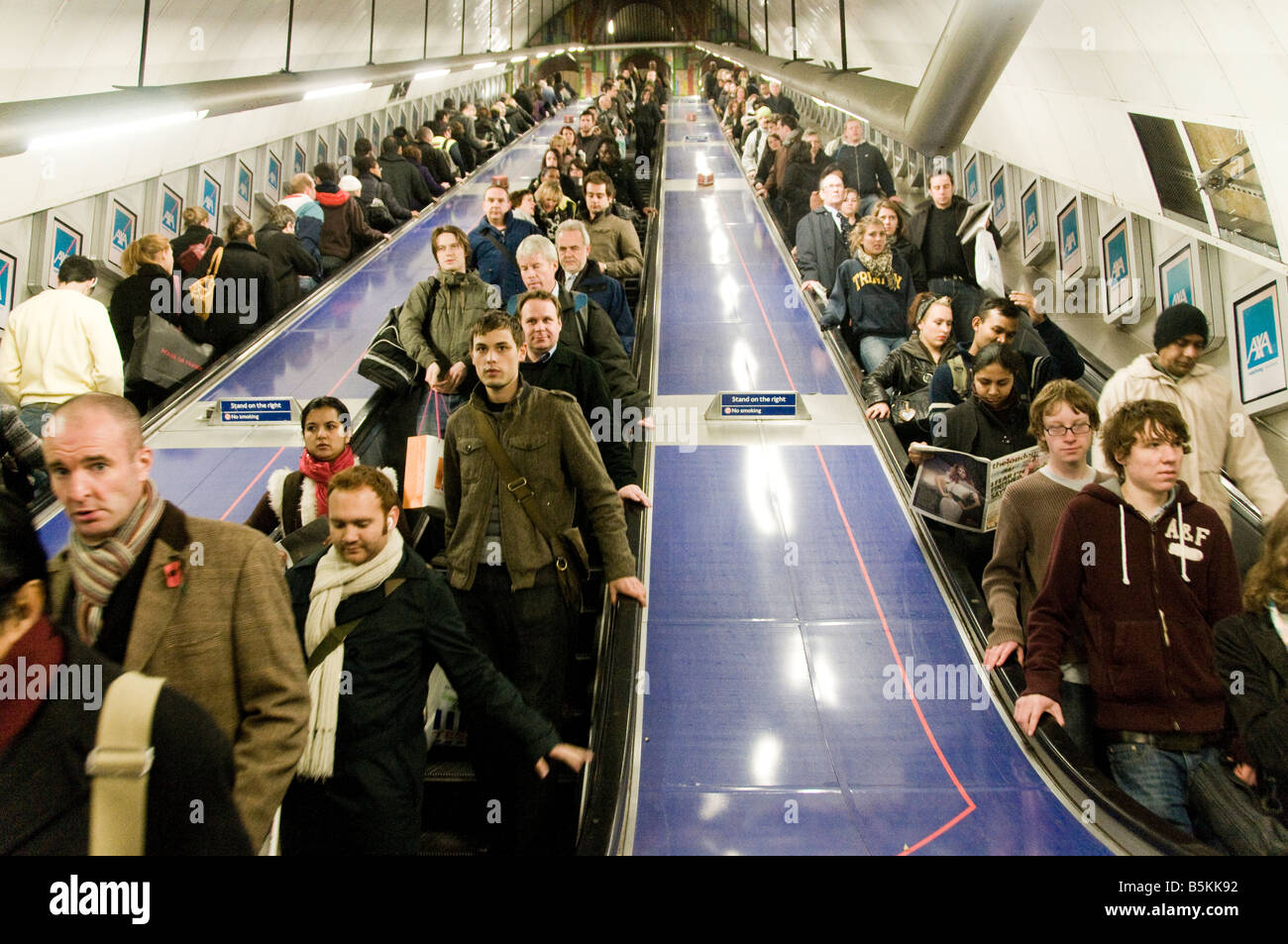 La gente sulla metropolitana di Londra a Londra Foto Stock