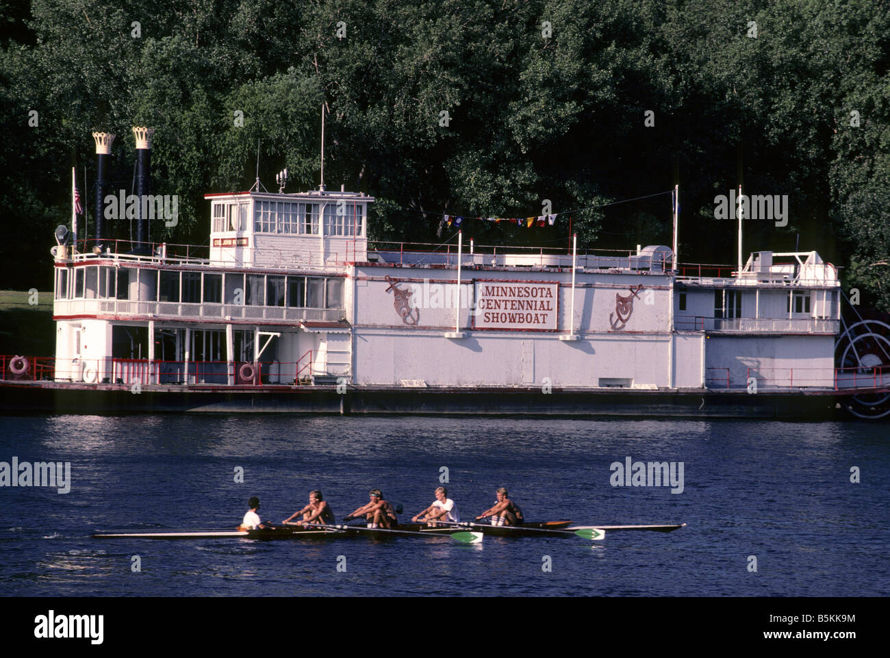 I canottieri lungo il fiume Mississippi PASS EX CENTENNIAL SHOWBOAT Theatre di Minneapolis, Minnesota. Foto di archivio dal 1987. Foto Stock