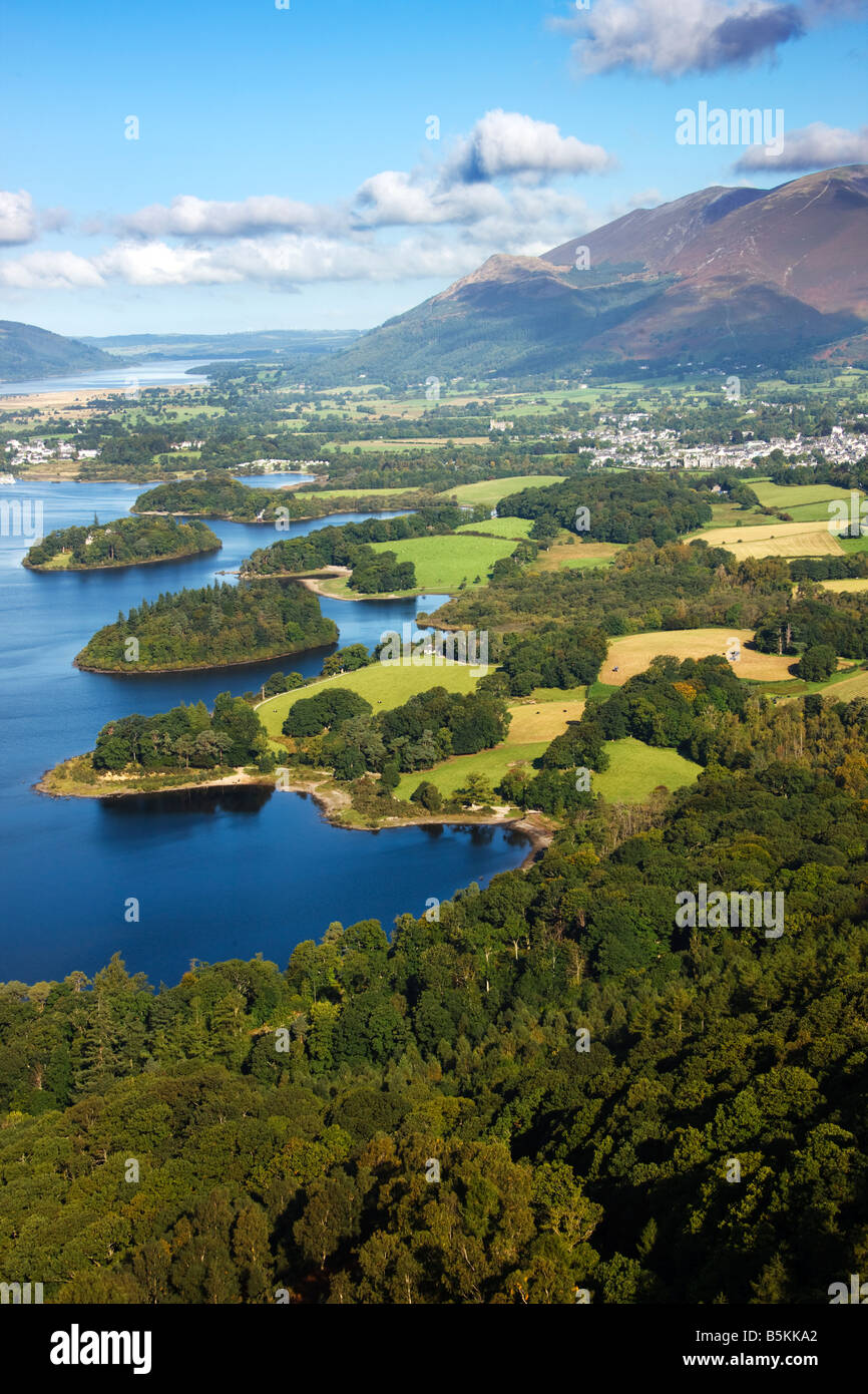 Derwent Water e Keswick nel tardo autunno visto da Walla roccioso, 'Il Lake District' Cumbria Inghilterra England Regno Unito Foto Stock