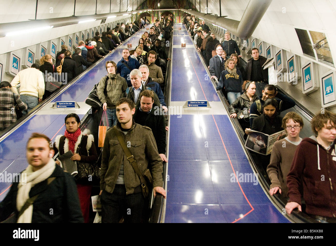 La gente sulla metropolitana di Londra a Londra Foto Stock