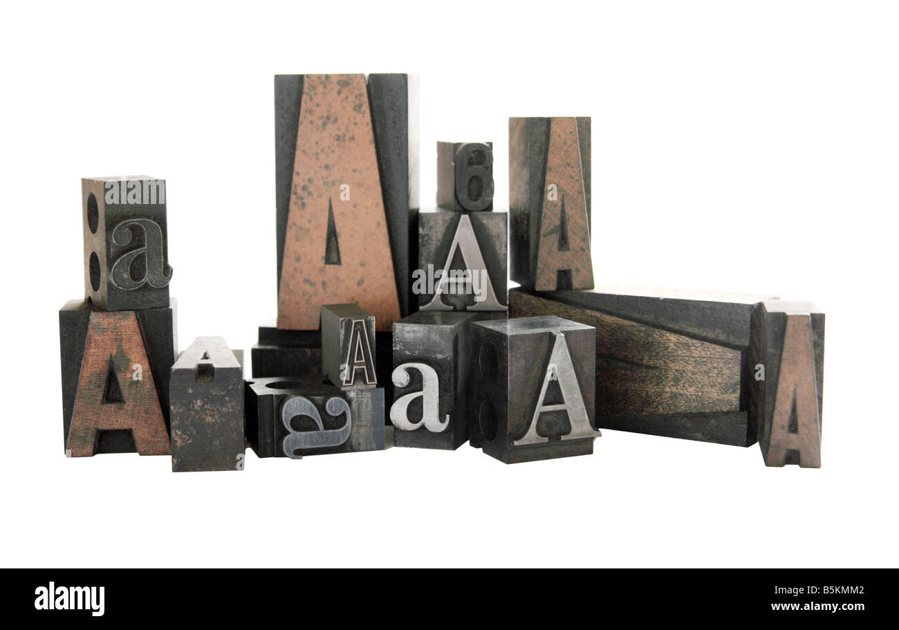 La lettera A in legno e metallo tipo in diverse dimensioni e tipi di caratteri Foto Stock