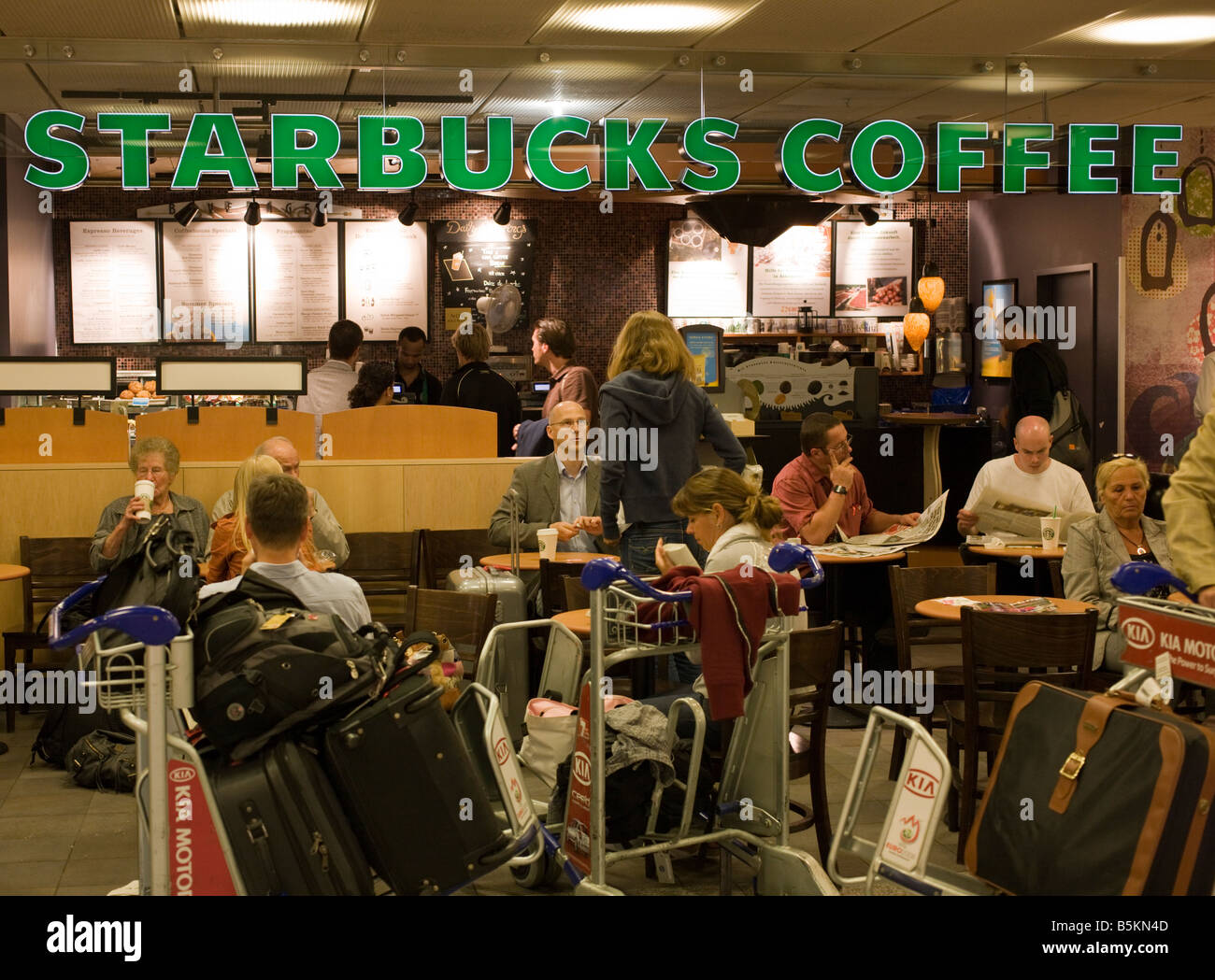 Starbucks Cafe, l'aeroporto di Francoforte, Germania Foto Stock