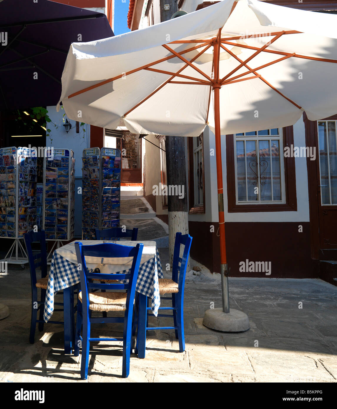 Tavolo sedie e ombrelloni Aquare principale Vourliotes Samos Grecia Foto Stock