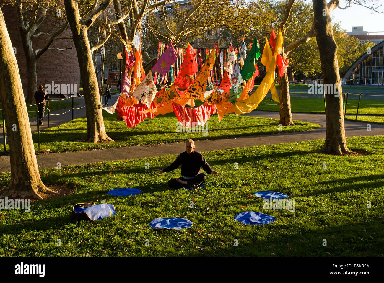 In stile tibetano bandiere di preghiera appendere tra gli alberi sul prato di fronte al MIT Centro per lo studente il primo giorno del weekend in famiglia Foto Stock