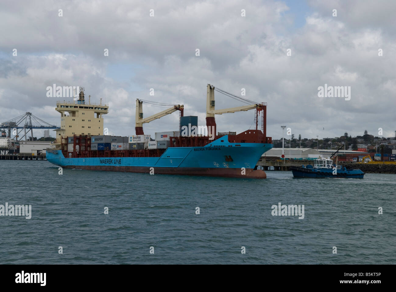 La Maersk Fukuoka, un container nel porto di Auckland, Isola del nord, Nuova Zelanda. Le navi container fra la Nuova Zelanda e le isole del Pacifico. Foto Stock