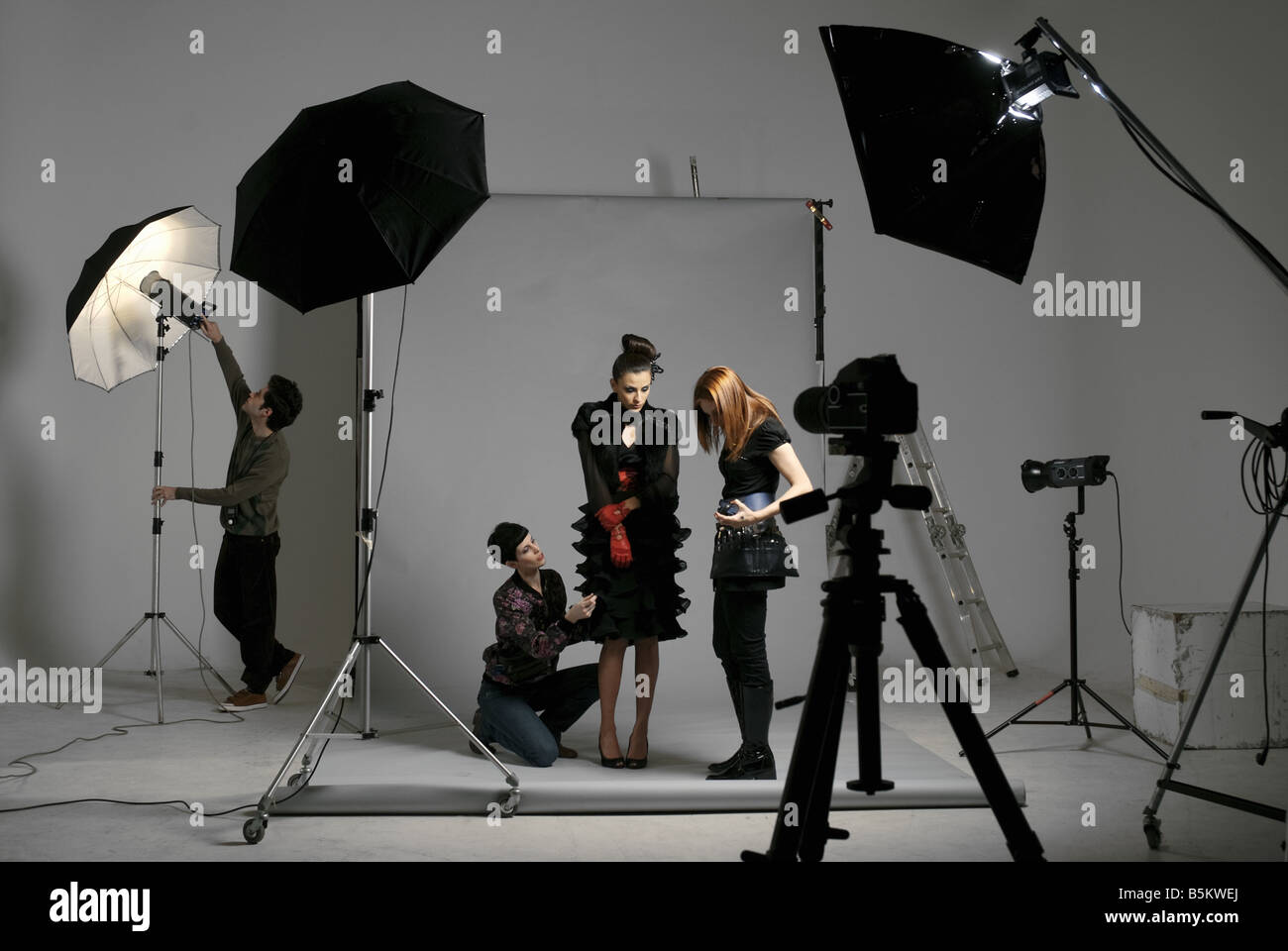 I professionisti della moda sul set di ripresa Foto Stock