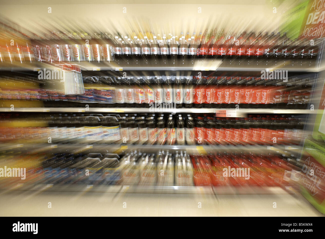 Bevande analcoliche sul display nel supermercato interno con fast sfocata effetto movment Foto Stock