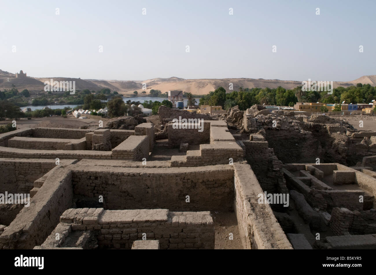 Rovine dell'isola Elefantina sul Nilo, che fanno parte della città di Assuan in Egitto Foto Stock