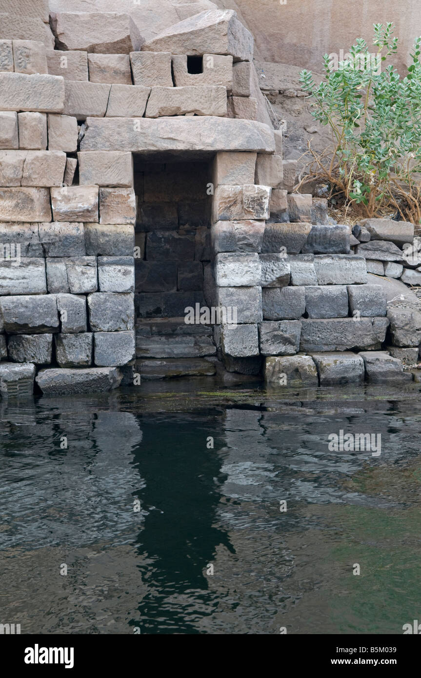 Il Nilometro del Satetto o Tempio Satis costruito in tarda epoca tolemaica per misurare la profondità del fiume Nilo situato sull'isola Elefantina, Assuan Egitto. Foto Stock