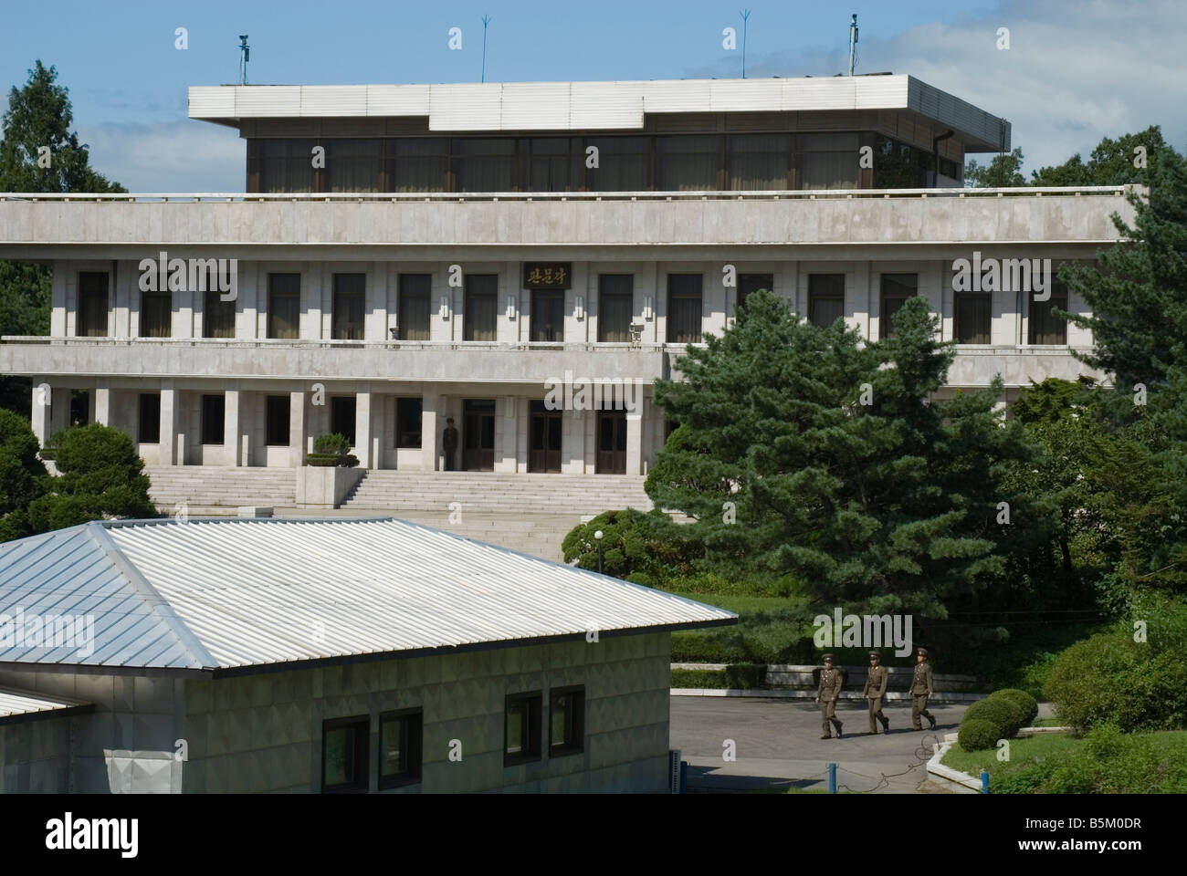 Corea del Nord le truppe nella parte anteriore della Casa della pace a Panmunjom, Demilitarized Zone, Corea Foto Stock