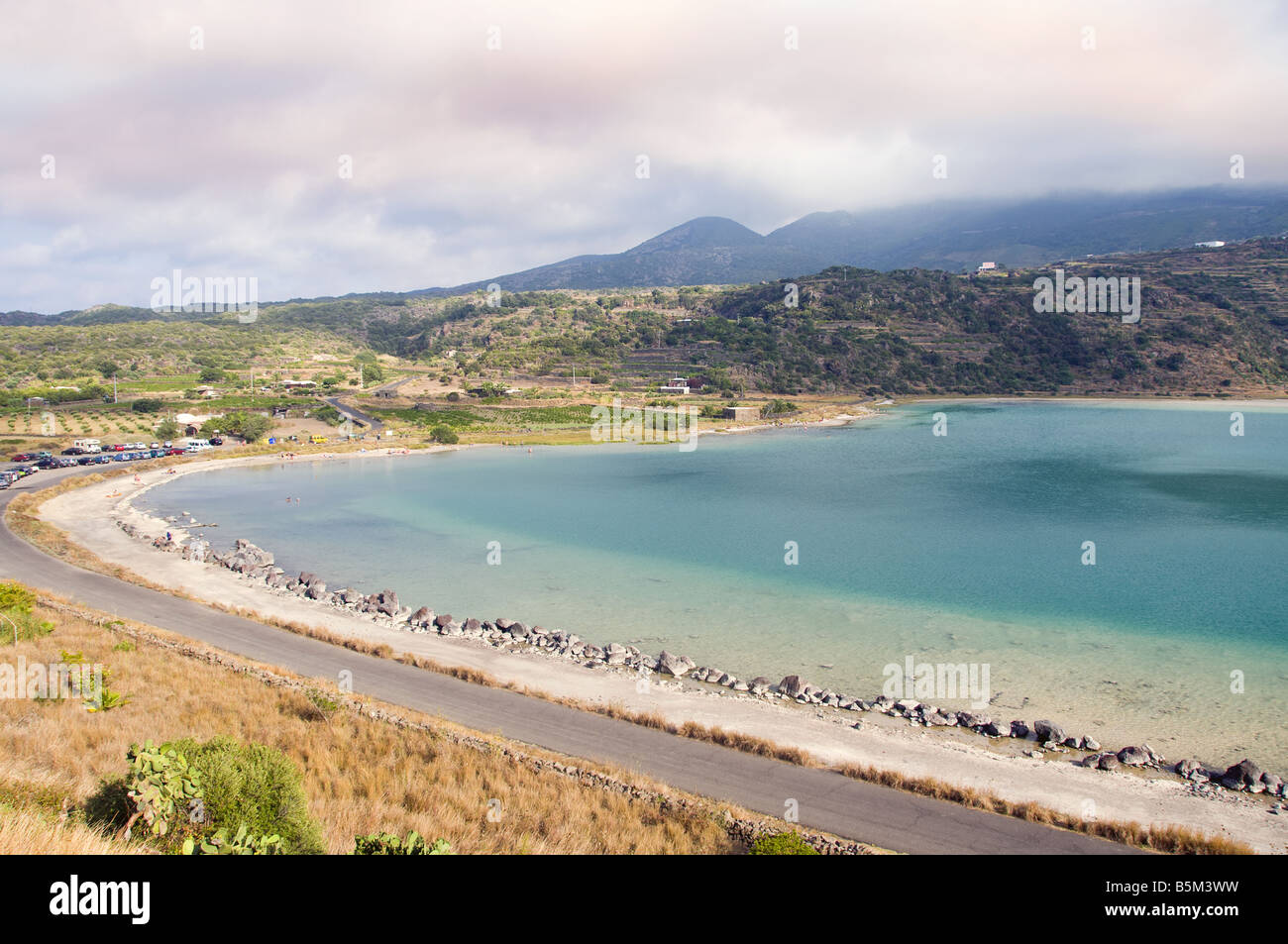 Il "Lago Specchio di Venere" lago nell'Isola di Pantelleria, Sicilia, Italia. Foto Stock