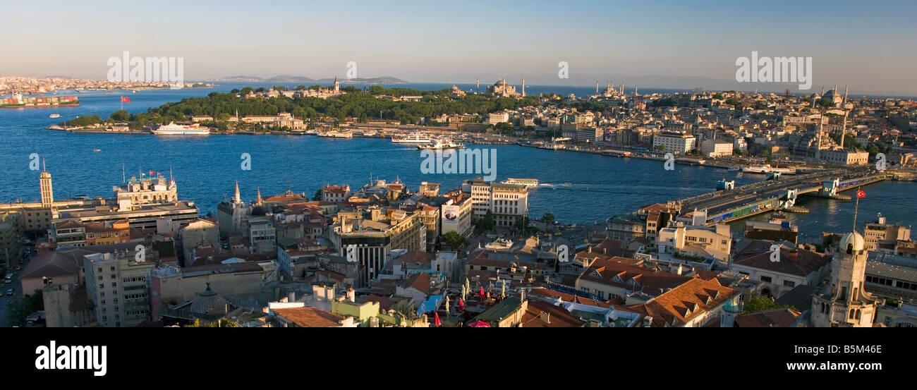 Vista in elevazione sul Bosforo e Sultanahmet dalla Torre di Galata, Istanbul, Turchia, Europa Foto Stock