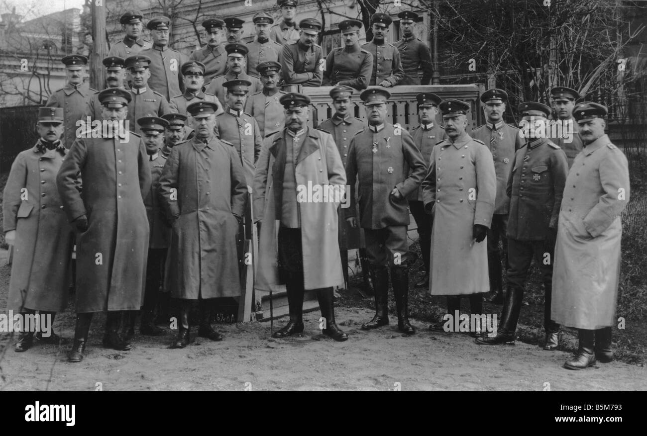 1 H73 F1916 13 Hindenburg e il suo staff Photo 1916 Hindenburg Paul von generale Maresciallo di Campo e Presidente del Reich 1847 1934 Gruppo Foto Stock
