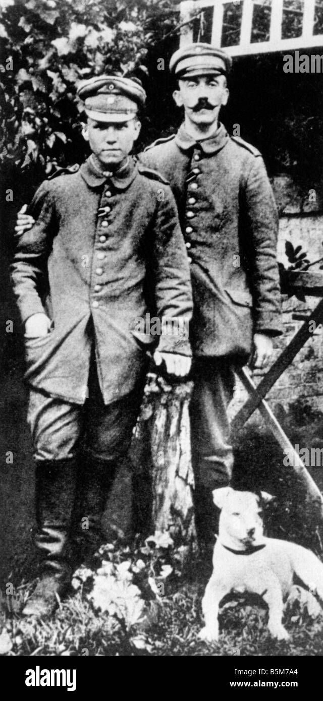 1 H76 F1914 3 Hitler come soldato in WWI Foto di Adolf Hitler politico NSDAP 1889 1945 Hitler a destra come un soldato del 2° Bavari Foto Stock
