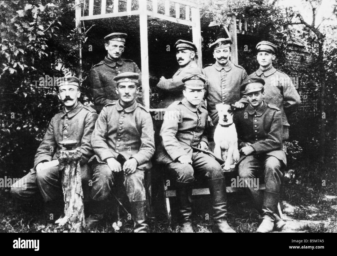 1 H76 F1916 1 e Hitler con compagni soldati c 1916 Adolf Hitler dittatore NSDAP Braunau 20 4 1889 Berlin suicidio 30 4 1945 Hitler Foto Stock