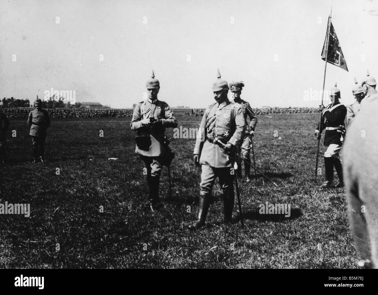 1 W46 F1917 13 e Wilhelm II ispezione truppe 1917 Guglielmo II imperatore tedesco 1888 1918 1859 1941 Durante la I Guerra Mondiale 1914 18 Empe Foto Stock