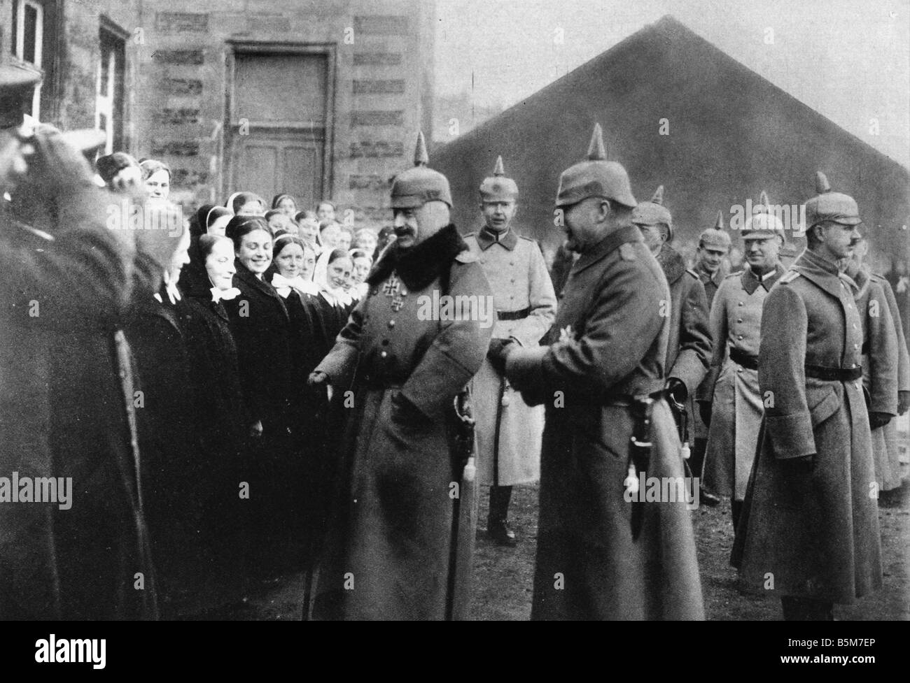 1 W46 F1917 18 e Wilhelm II saluto infermieri Foto Wilhelm II Kaiser tedesco 1888 1918 1859 1941 I Guerra Mondiale 1914 18 Il Kaiser gr Foto Stock