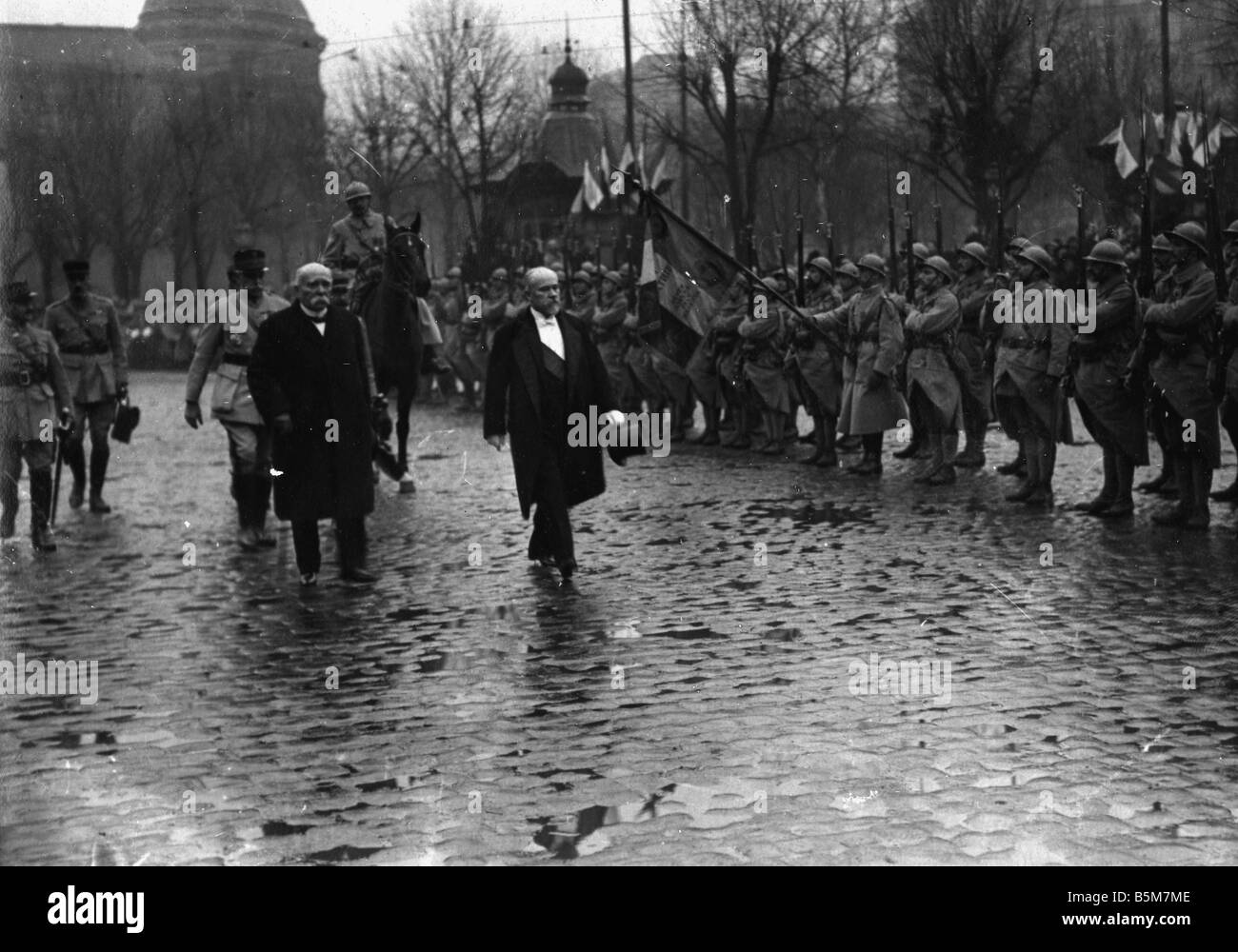 1FK 52 F1918 E Poincare a Metz 1918 Foto Raymond Poincaré politico francese 1913 20 9 Pres del 3 Rep 1860 1934 Milit revisione b Foto Stock