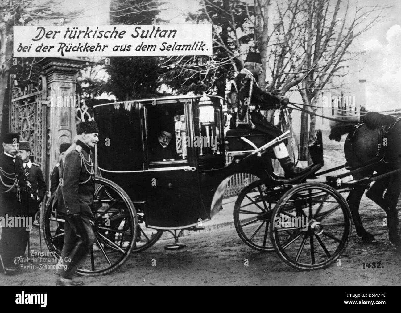 1TK 91 F1918 Sultan Mehmed V Moschea 1918 Mehmed V Turish Sultan 1844 1918 il sultano di ritorno dal suo Selamlik cerimoniale di driv Foto Stock