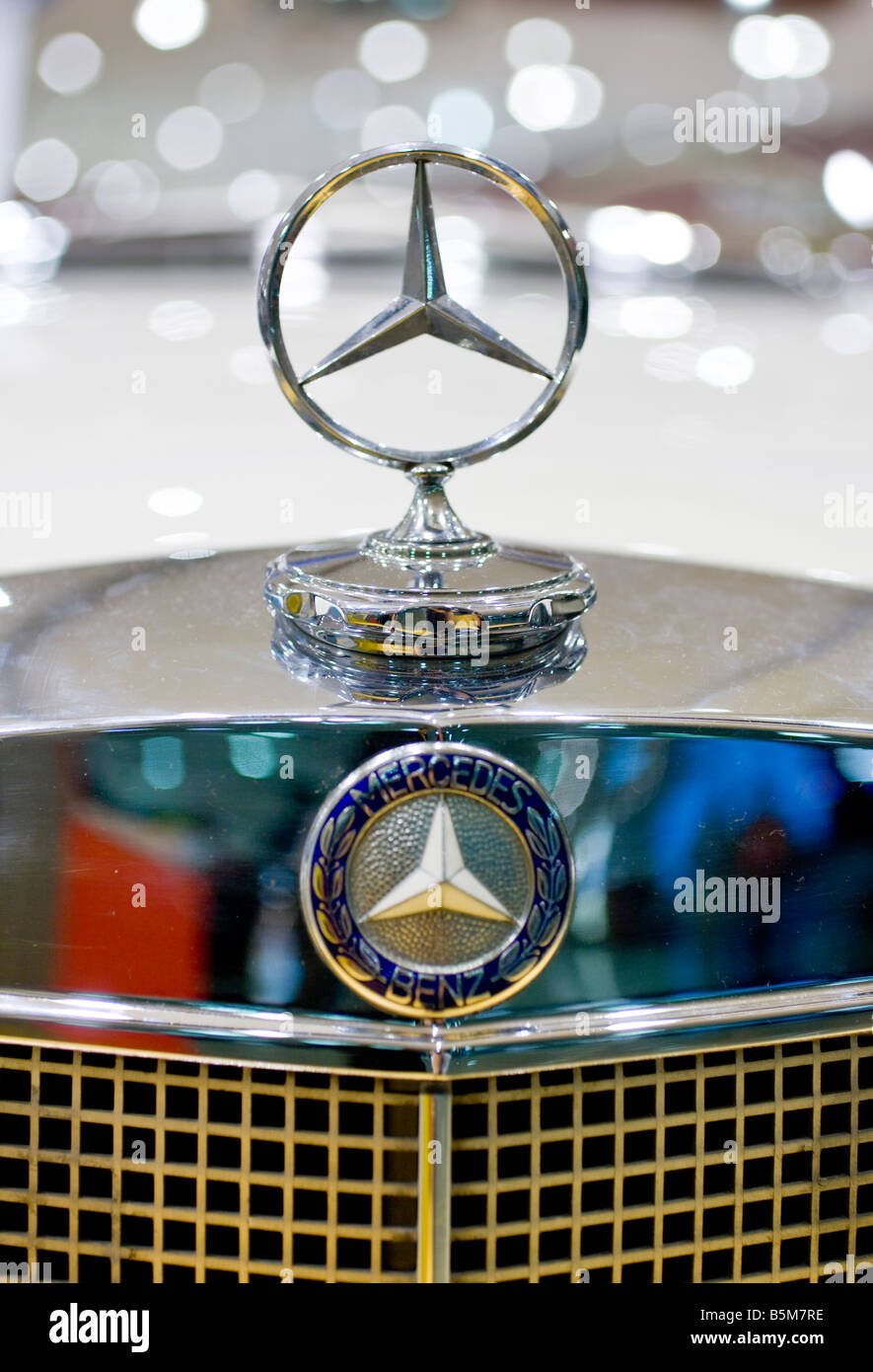 Vintage Mercedes Benz 220e cabrio, Duty Free Shop, l'aeroporto di Francoforte, Germania Foto Stock