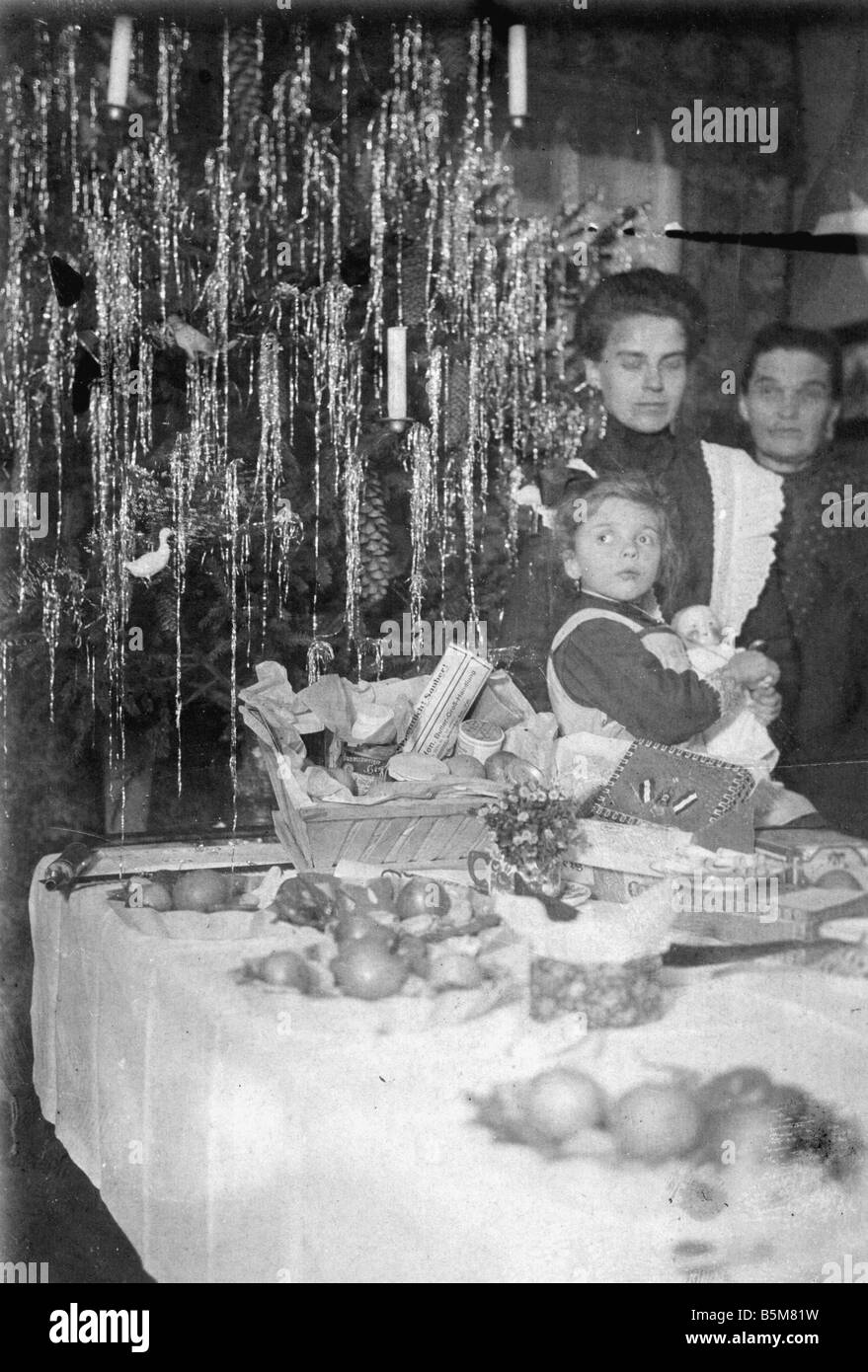 2 F15 S2 1917 1 Berlino Famiglia festeggiano il Natale 1917 Feste Natale scene domestiche Berlin Famiglia festeggiano il Natale dur Foto Stock