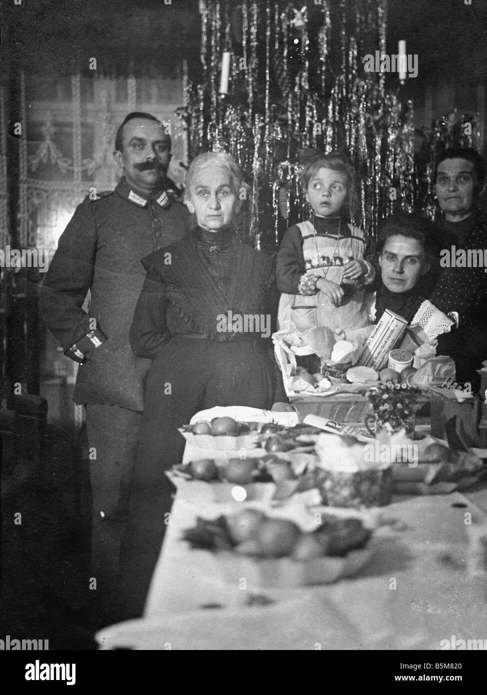 2 F15 S2 1917 Berlin Famiglia festeggiano il Natale 1917 Feste Natale scene domestiche Berlin Famiglia festeggiano il Natale assortiti Foto Stock