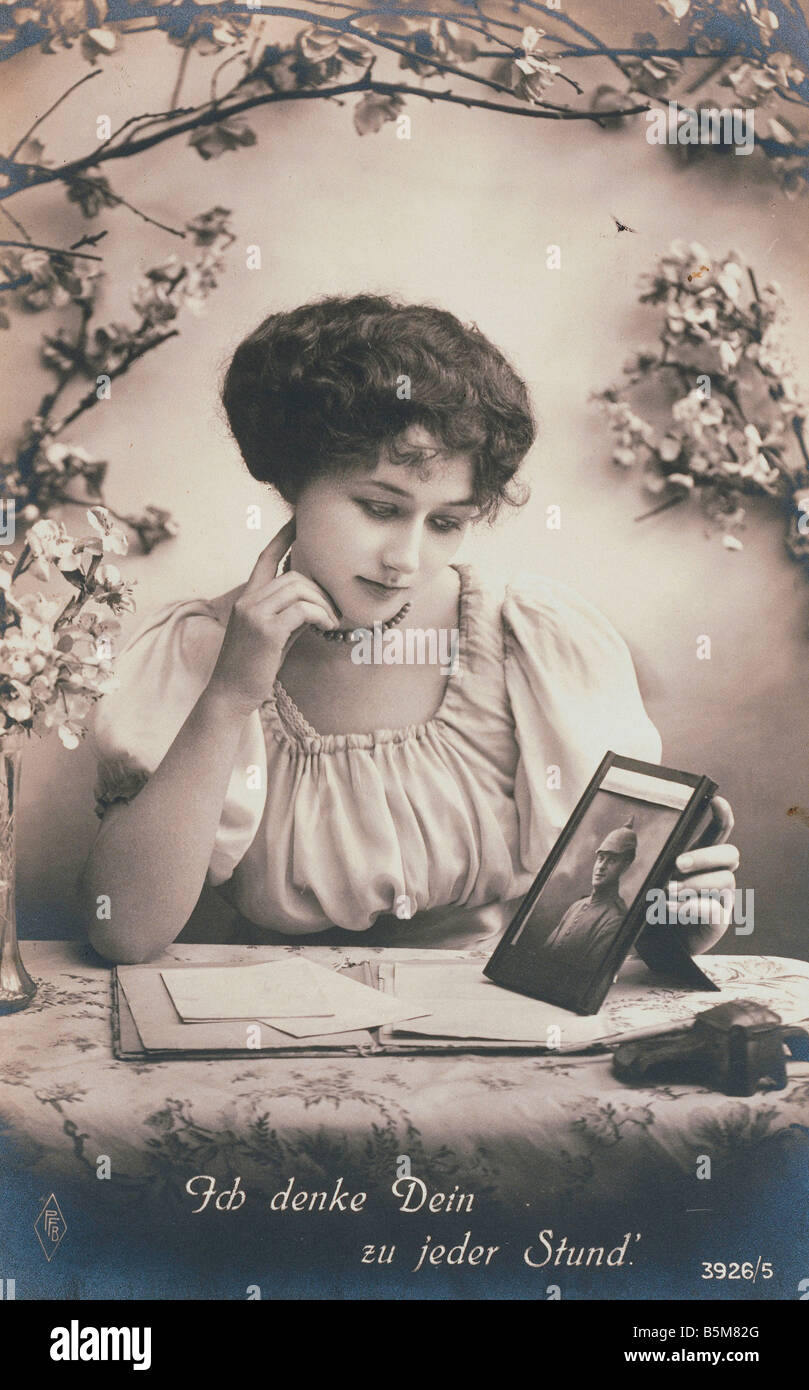 2 F60 B1 1917 Donna che guarda la foto del soldato Fotografia 1917 guardando fotografia Ich denke Dein zu jeder Stund Giovane donna Foto Stock