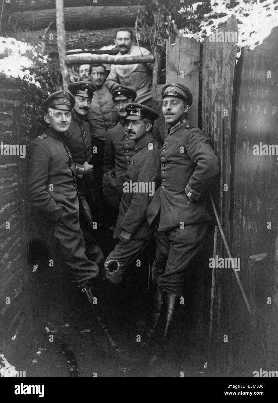 2 G55 A1 1915 2 ufficiali tedeschi in trincee Foto Storia Prima Guerra Mondiale ufficiali tedeschi in trincea sul fronte occidentale foto p Foto Stock