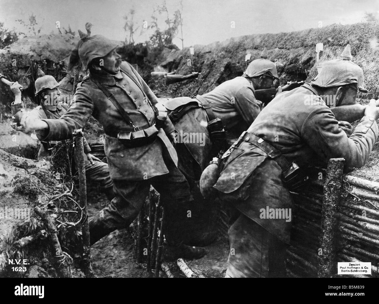 2 G55 A1 1915 3 soldati tedeschi a lanciare a mano granades Storia Guerra Mondiale Onw guerra posizionale soldati tedeschi in trincea passante Foto Stock