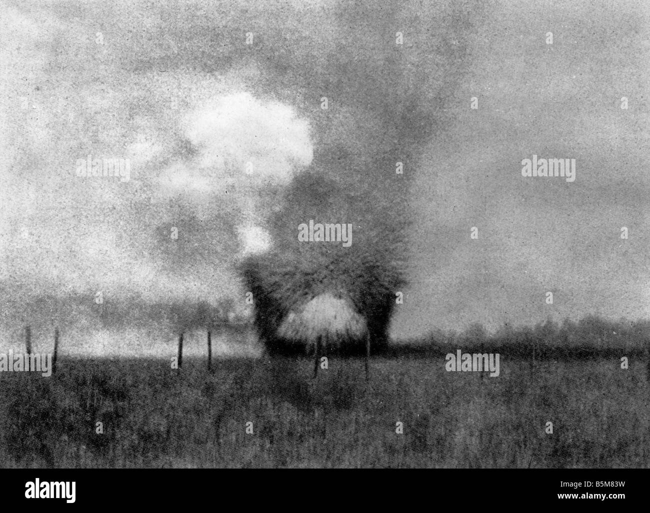 2 G55 A1 1916 1 Impatto della Shell foto c 1916 Storia WWI impatto Shell foto c 1916 Foto Stock
