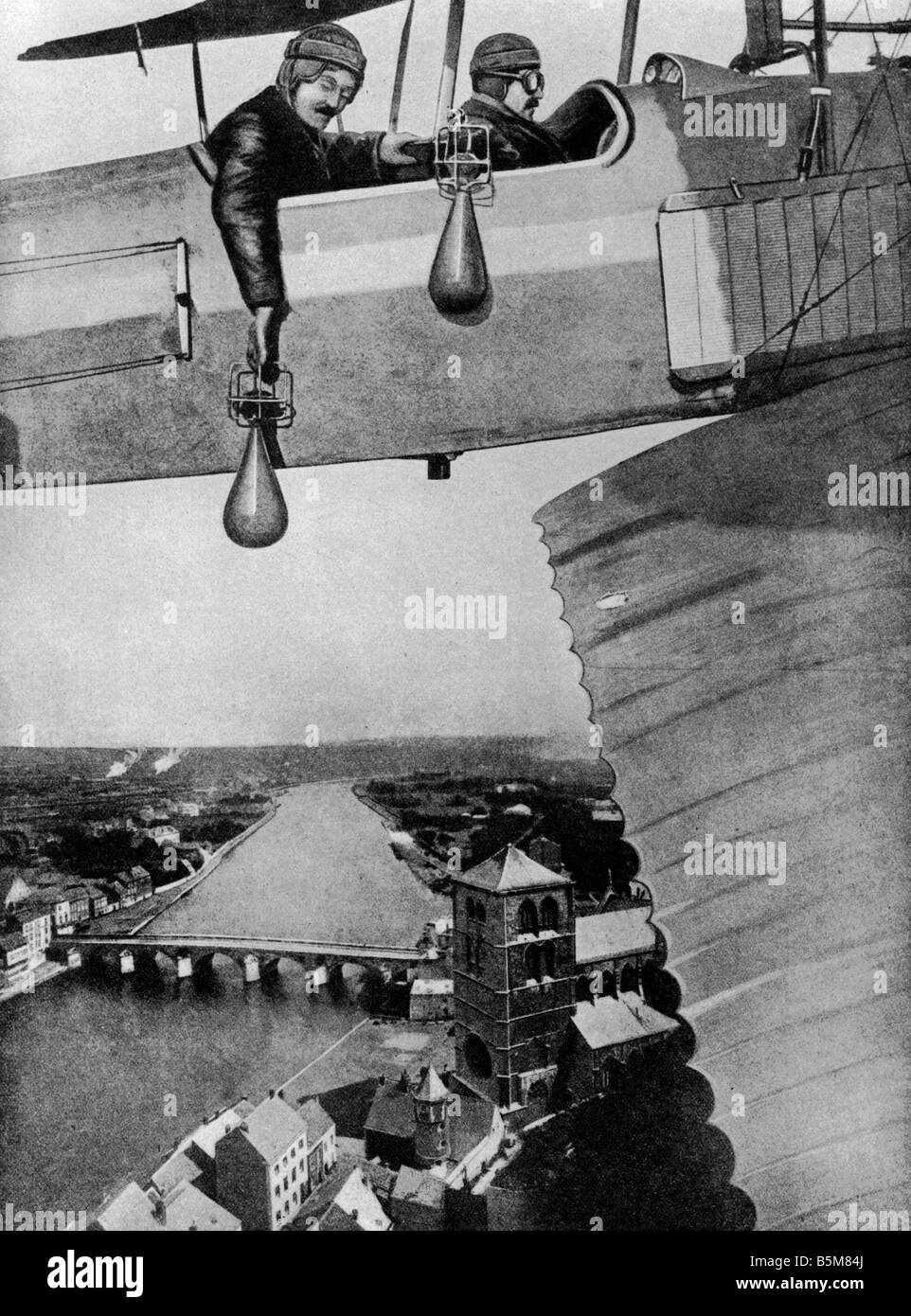 2 G55 B1 1914 3 aviatori Bombe cadenti Montage WWI storia la Prima Guerra Mondiale la guerra aerea aviatori Bombe cadenti Montage c 1914 Foto Stock