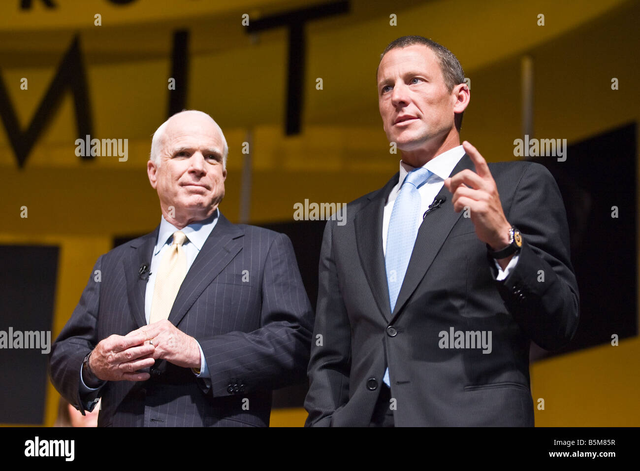 John McCain e Lance Armstrong parlare alla Ohio State University di Columbus, Ohio, Stati Uniti d'America. Foto Stock