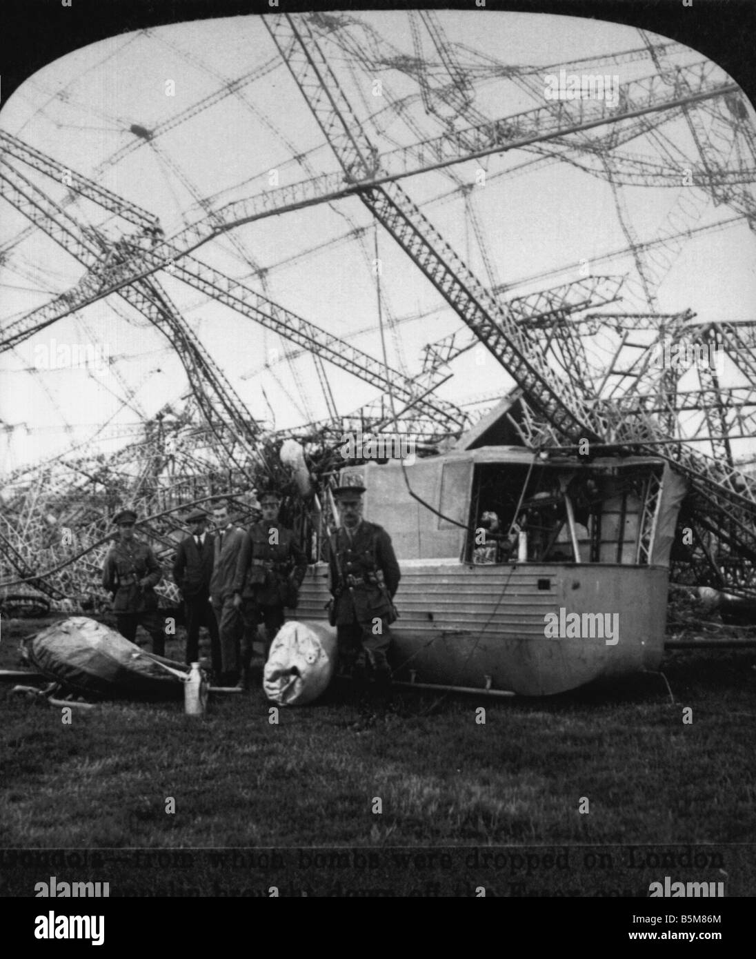 2 G55 B1 1916 5 abbattuto Ger Zeppelin Inghilterra Foto Storia Guerra Mondiale 1 guerra aerea relitto di un Tedesco Zeppelin abbattuto al Foto Stock