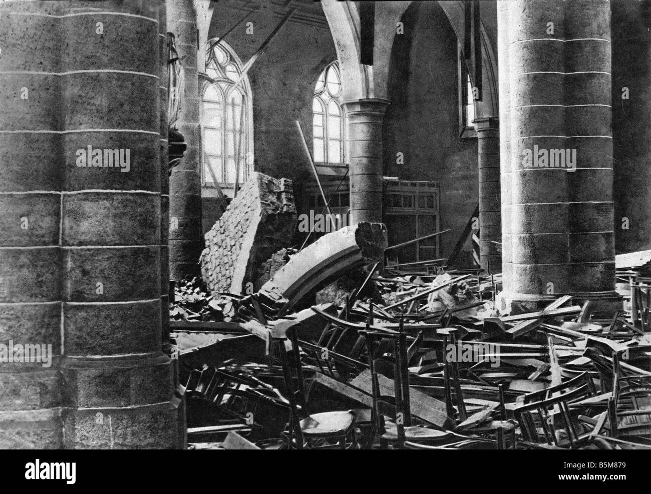 2 G55 B1 1918 3 Guerra aerea Zeebrugge Storia Guerra Mondiale una guerra aerea la Chiesa a Zeebrugge Lisseweghe che era di bombe Foto Stock