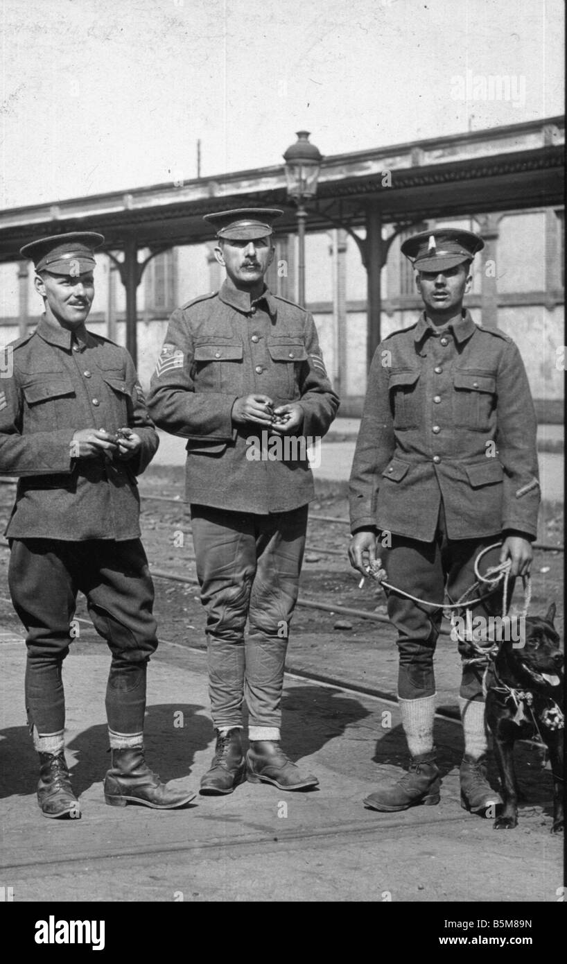 2 G55 F1 1914 3 e 3 soldati britannici la Prima Guerra Mondiale La Storia La Prima Guerra Mondiale la Francia tre soldati britannici photo Cartolina Francia data un Foto Stock