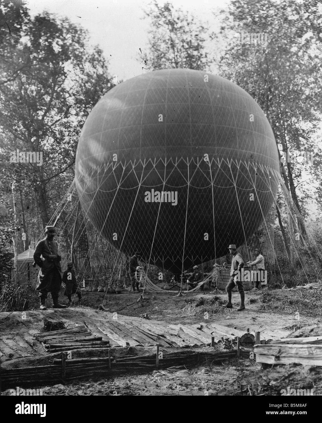 2 G55 F1 1915 13 palloncino ricognizione la Prima Guerra Mondiale La Storia La Prima Guerra Mondiale la Francia una ricognizione francesi palloncino prima di decollare P Foto Stock