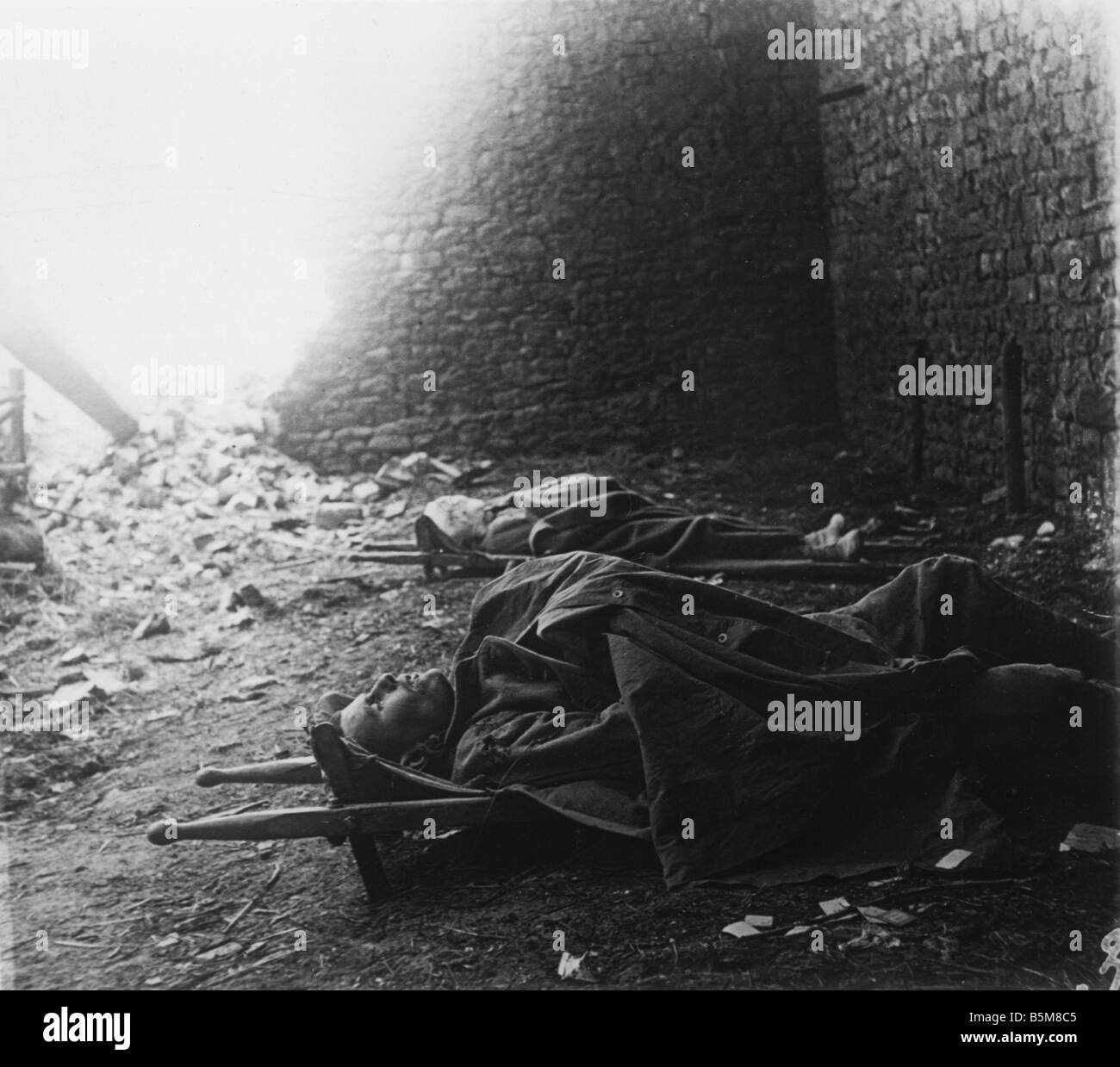 2 G55 F1 1916 16 e i corpi dei soldati francesi della Prima Guerra Mondiale La Storia La Prima Guerra Mondiale la Francia i corpi dei morti soldati francesi sul stretc Foto Stock